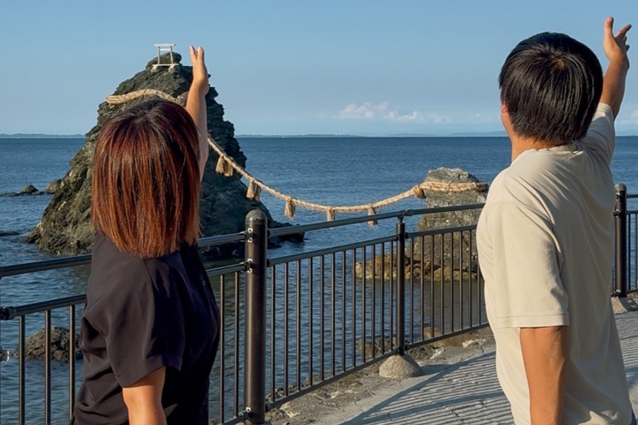 夫婦岩を指さす三重生まれの兄妹